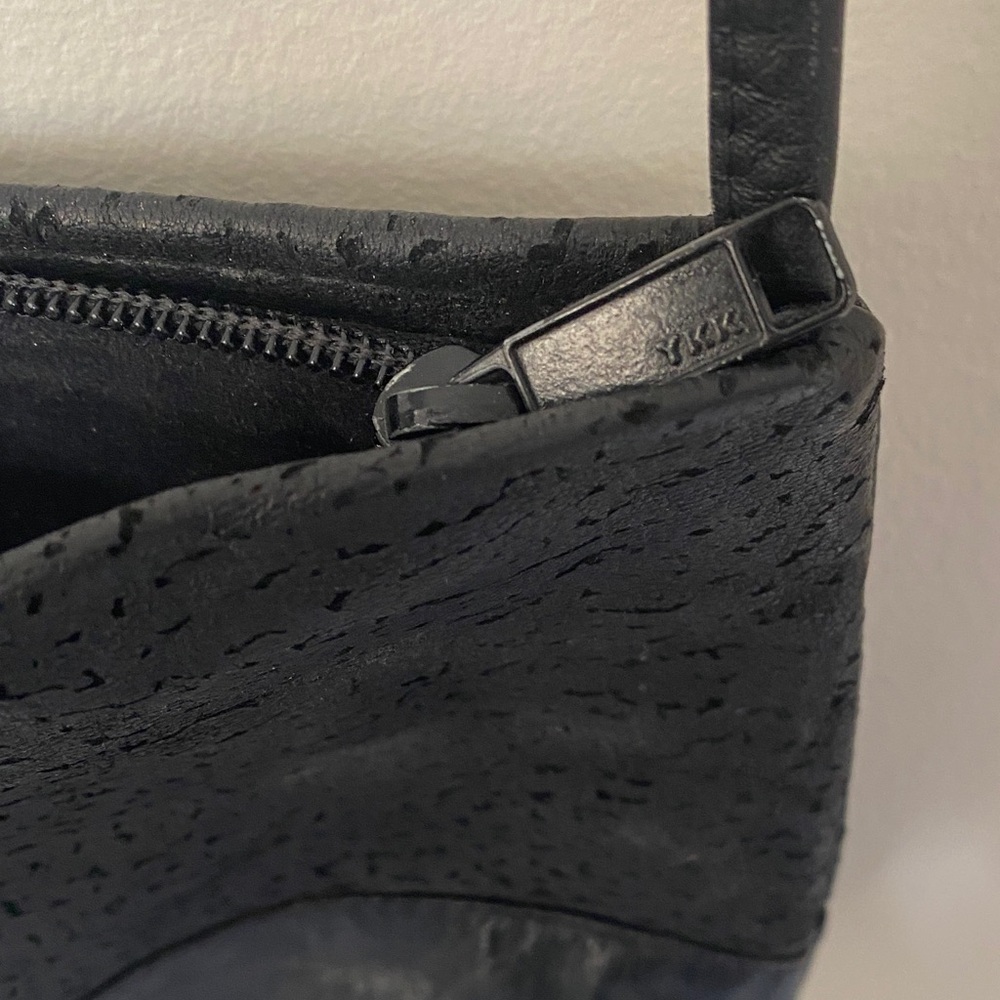 Elegant Black Crossbody Bag - Picture 3 of 4